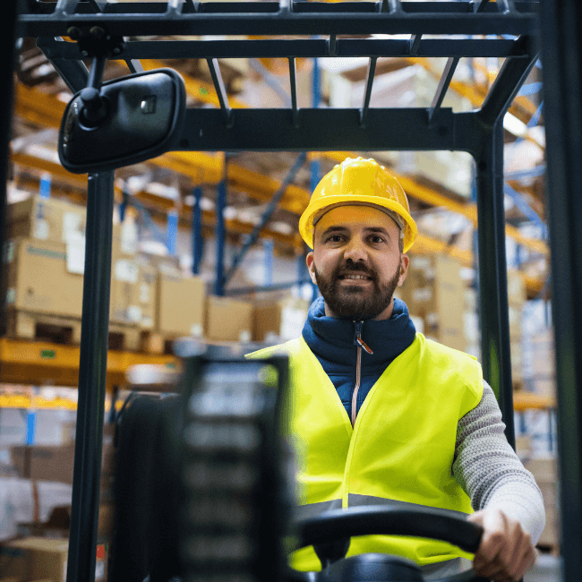 Logistikstyring_smiling man in truck_element_ 650×650 Logistikstyring